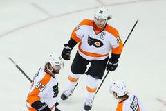 Jakub Voráček slaví se spoluhráči gól v play off