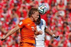 MS 2014, Nizozemsko-Chile: Dirk Kuijt - Mauricio Isla