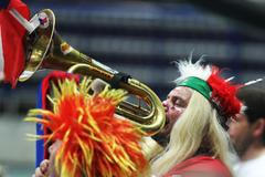 FOTO Paruky, trubky, vítězství. Ostrava žije Fed Cupem