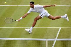 Victor Hanescu v prvním kole Wimbledonu 2014