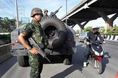 Obrazem: Thajská města zaplavila armáda. Platí stanné právo
