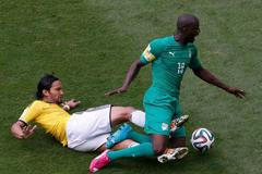 Yaya Touré z Pobřeží slonoviny v souboji s Kolumbijcem Aguilarem na MS