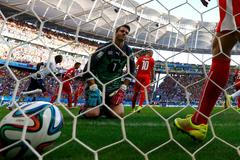 Švýcarský gólman loví míč ze sítě