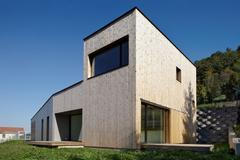 Dům pod hradem, Most