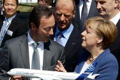 Kancléřka Merkelová a CEO Airbusu Bregier.