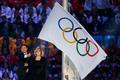 Soči 2014, závěrečný ceremoniál: starosta Pchjongčchangu Sok-ra přebírá olympijskou vlajku