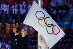 Soči 2014, závěrečný ceremoniál: starosta Pchjongčchangu Sok-ra přebírá olympijskou vlajku