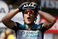 Matteo Trentin se raduje z vítězství ve 14. etapě Tour de France