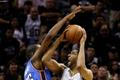 Tim Duncan ze San Antonia a Kevin Durant z Oklahomy v souboji