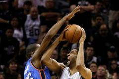 Tim Duncan ze San Antonia a Kevin Durant z Oklahomy v souboji