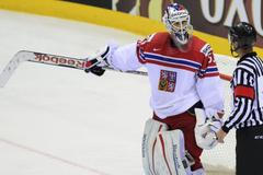 Alexander Salák a rozhodčí při utkání s Dánskem na MS 2014