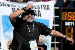 Argentinská fotbalová legenda Diego Maradona fandí Juanu Mónacovi v prvním semifinálovém utkání Davis Cupu 2012 s Čechem Tomášem Berdychem.