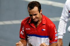 Radek Štěpánek se raduje z výhry nad Japoncem Item ve čtvrtfinále Davis Cupu