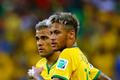 Brazilci Neymar a Daniel Alvés v utkání s Mexikem