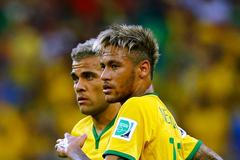 Brazilci Neymar a Daniel Alvés v utkání s Mexikem