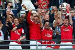 Hráči Arsenalu slaví zisk FA Cupu