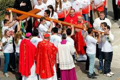 Brazilští věřící s křížem ve Vatikánu při bohoslužbě během Květné neděle