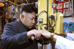 Kim Čong-un na inspekci v severokorejské ponorce.