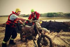 Motorkář zapadl do bahna