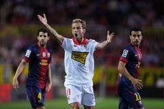 Fotbalisté Barcelony Cesc Fabregas (vlevo) a Pedro Rodriguzez (vpravo) sledují vztekajícího se Ivana Rakitiče v utkání španělské La Ligy 2012/13 se Sevillou.