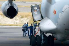 Po troskách letadla pátrá i čínské vojenské letectvo.