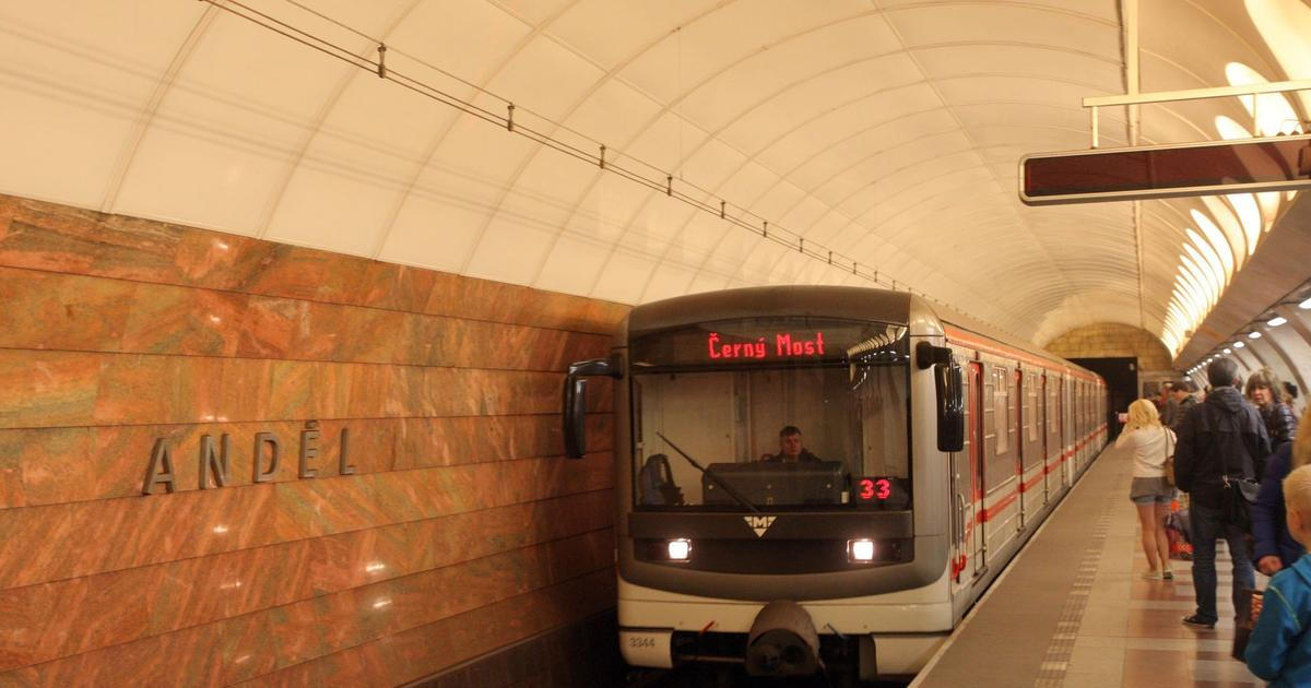 Metro B nejezdí přes centrum Prahy. Na Andělu skočil muž pod soupravu