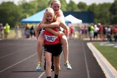 Přenesla svou sestru přes cílovou pásku na zádech