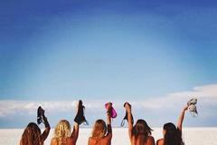 Topless Tour - ženy se fotí nahoře bez