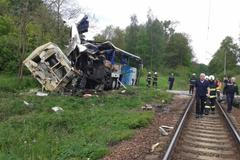Srážka a autobusu a vlaku na železničním přejezdu u Hluboké nad Vltavou.