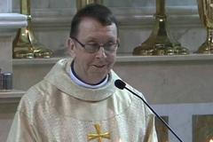 Irský kněz zazpíval na svatbě Hallelujah a dojal nevěstu