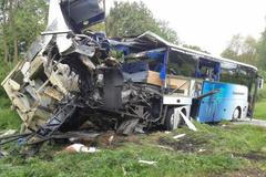 Nehoda autobusu a vlaku na přejezdu u Hluboké nad Vltavou.