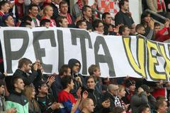 FOTO Příznivci Slavie radši hanili Peltu, hráčům nepomohli