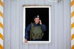 Ukrajinský voják na checkpointu u Mariupolu.