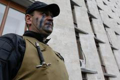 Proruský demonstrant před sídlem regionální vlády v Doněcku.