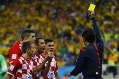 MS 2014, Brazílie-Chorvatsko: Dejan Lovren dostává od rozhodčího Juiči Nišimury kartu
