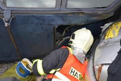 Hasič vyprošťuje muže z auta