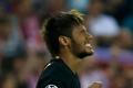 Neymar smutní po vyřazení Barcelony z Ligy mistrů