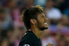 Neymar smutní po vyřazení Barcelony z Ligy mistrů