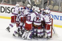 Hráči New Yorku Rangers slaví postup do finále konference