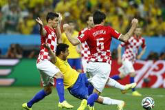 MS 2014, Brazílie-Chorvatsko: sporná penalta, padající Fred