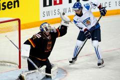 Hokej, MS 2013, Finsko - Německo: Sakari Salminen (vpravo) - Rob Zepp
