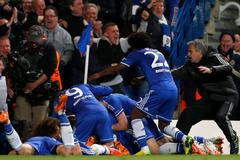 FOTO Euforie na Stamford Bridge, Mourinho běžel k praporku