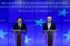 Šéf Evropské komise Barroso a předseda Evropské rady Van Rompuy po skončení mimořádného summitu v Bruselu.