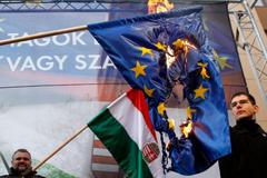 Jobbik pálí v Budapešti vlajku EU.