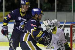 Hokejisté Kladna Jaromír Jágr a Pavel Patera před Tomášem Závorkou v utkání proti Karlovým Varům ve 26. kole Tipsport extraligy 2012/13.