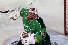 Mladoboleslavský hokejový brankář Vlastimil Lakosil se snaží vykrýt jednu ze střel Kladna v přípravném utkání před sezónou 2012/13.