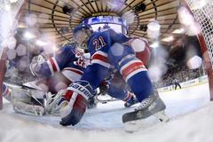 Derek Stepan zachraňuje Henrika Lundqvista