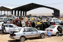 Z Mosulu prchají statisíce lidí. Míří na sever do kurdské autonomní oblasti.