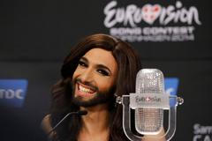 Conchita Wurst na tiskové konferenci ve Vídni