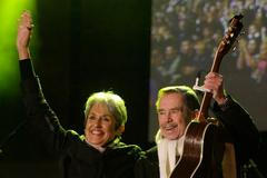 Václav Havel při oslavách 20 let od 17. listopadu s Joan Baezovou